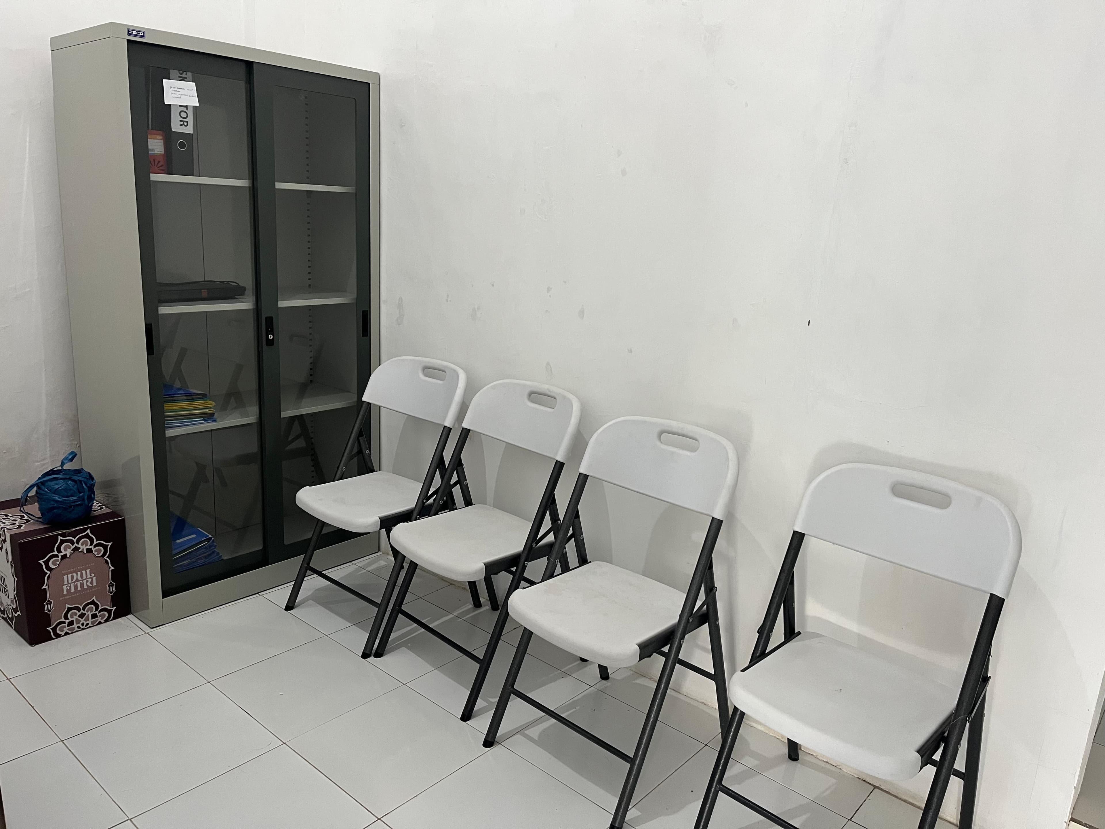Area Tunggu dan Lemari Penyimpanan